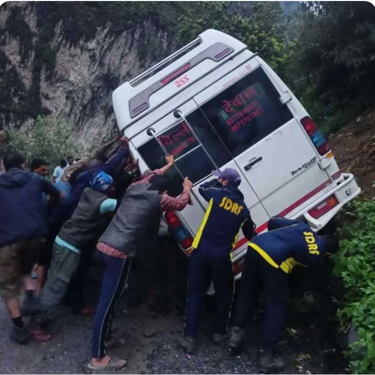 चमोली के पिनोला गांव के पास टेंपो ट्रैवलर पलटी,चौदह‌ यात्रियों की सांसें अटकी