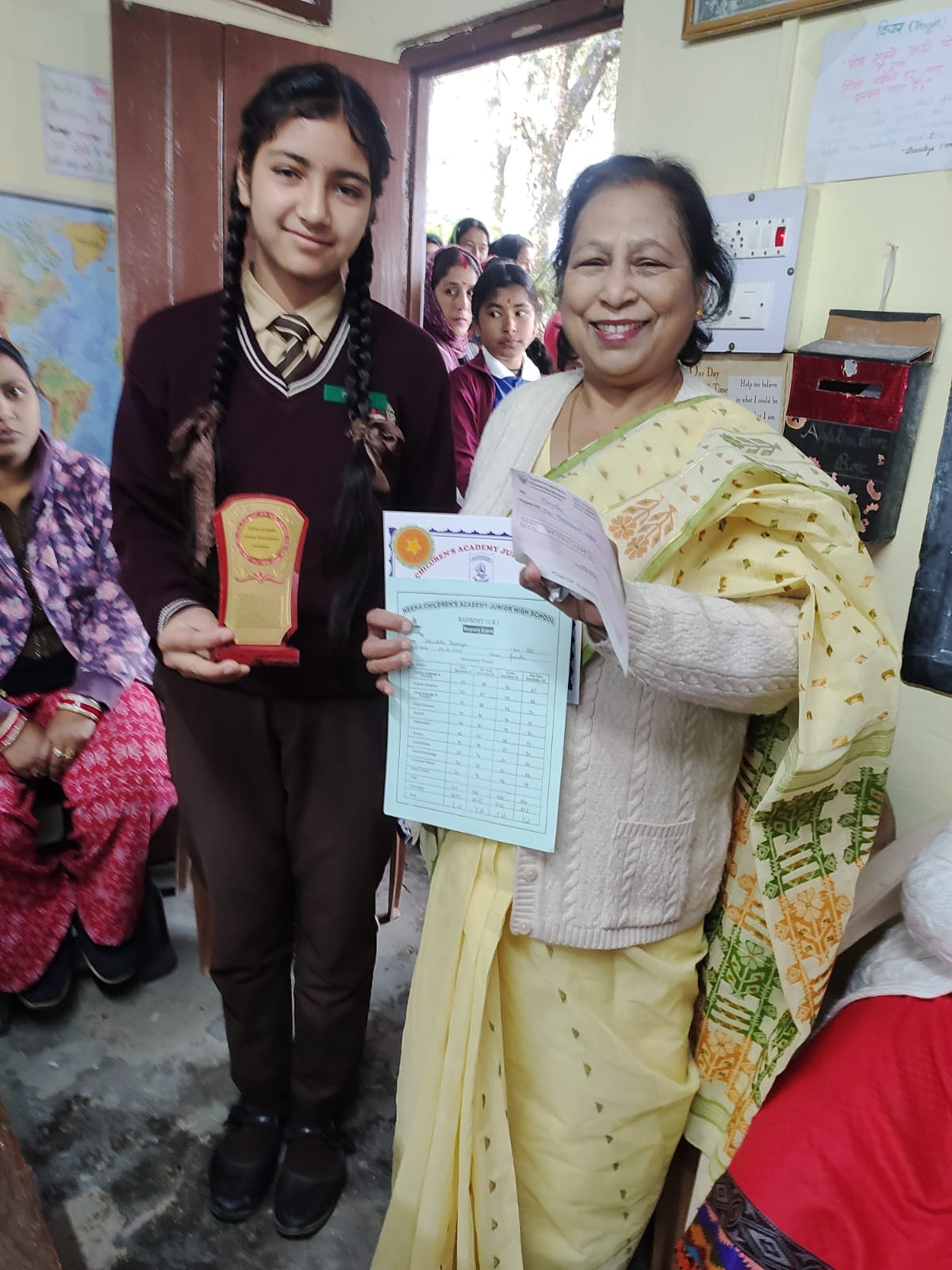रीना चिल्ड्रंस एकेडमी में ललित सिंह बिष्ट ने पिता की स्मृति में पांच विद्यार्थियों को छात्रवृत्ति प्रदान की