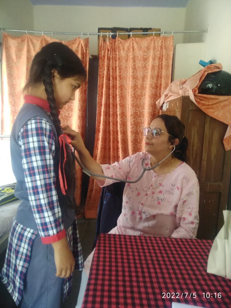 केंद्रीय विद्यालय रानीखेत में राष्ट्रीय बाल स्वास्थ्य कार्यक्रम शिविर में हुई विद्यार्थियों के स्वास्थ्य की जांच