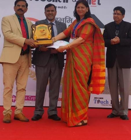 राजकीय जूनियर हाई स्कूल पौड़ा कोठार की शिक्षिका यशोदा काण्डपाल देवभूमि शिक्षा उत्कृष्टता पुरस्कार से हुई सम्मानित