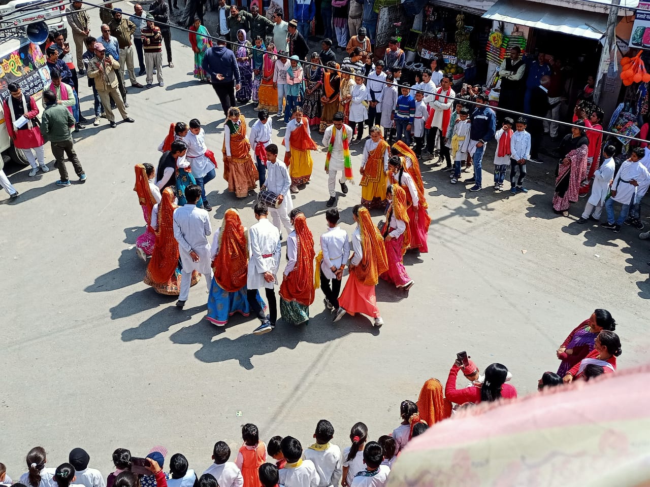 भतरौंजखान में होली के अवसर पर‌ निकली सांस्कृतिक यात्रा, डीएनपी पब्लिक स्कूल के विद्यार्थियों ने जमाया रंग