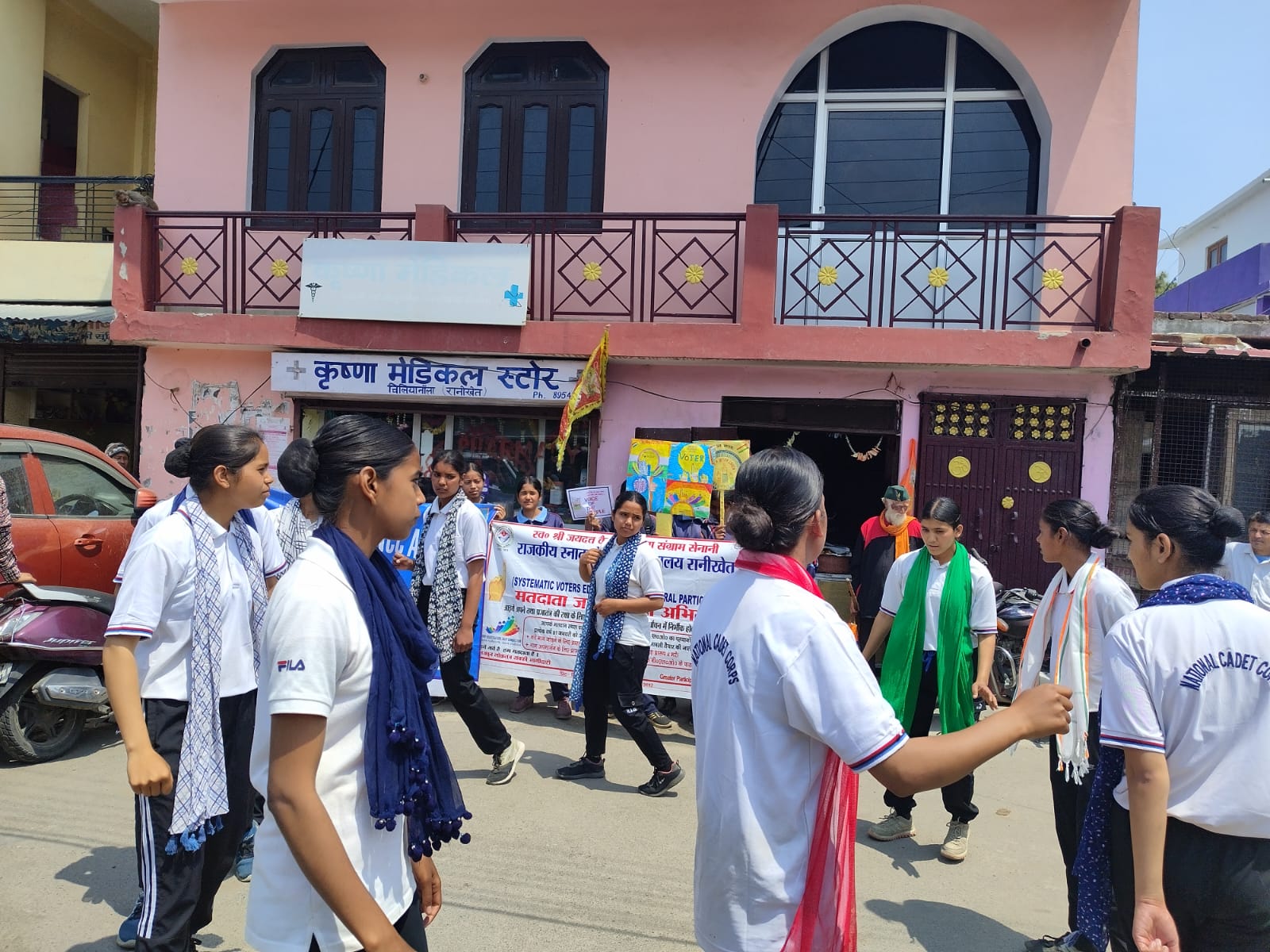 रानीखेत महाविद्यालय के छात्र -छात्राओं ने नुक्कड़ नाटकों के माध्यम से मतदाताओं को किया जागरूक
