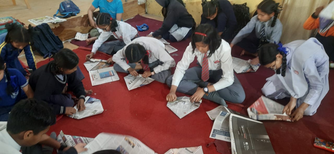 रानीखेत बाल लेखन कार्यशाला का चौथा दिन:बच्चों ने बनाई अपनी-अपनी हस्तलिखित पुस्तक, अखबार के मोड़ से समझा रेखागणित को