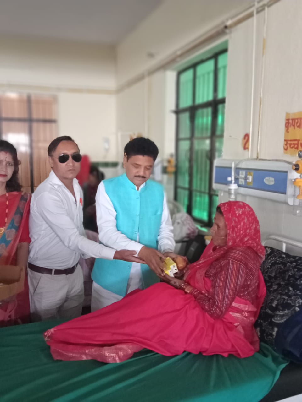विधायक नैनवाल के जन्मदिन पर कार्यकर्ताओं ने मंदिर में हवन पूजन और अस्पताल में किया रक्तदान व फल‌ वितरण