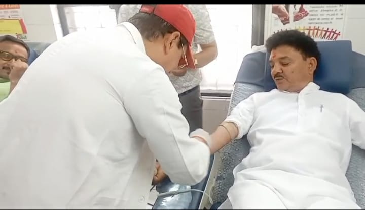 विधायक डॉ प्रमोद नैनवाल ने जन्मदिन पर राजकीय चिकित्सालय रानीखेत में किया रक्तदान, मरीजों को बांटे फल