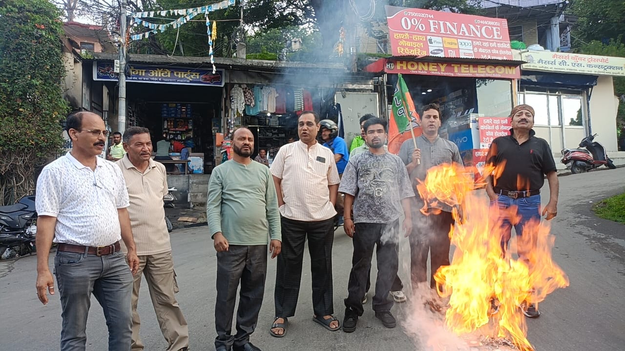 रानीखेत में  भाजपा कार्यकर्ताओं ने फूंका विधायक मदन बिष्ट का पुतला, द्वाराहाट बहुद्देशीय शिविर में उनके व्यवहार से थी नाराजगी
